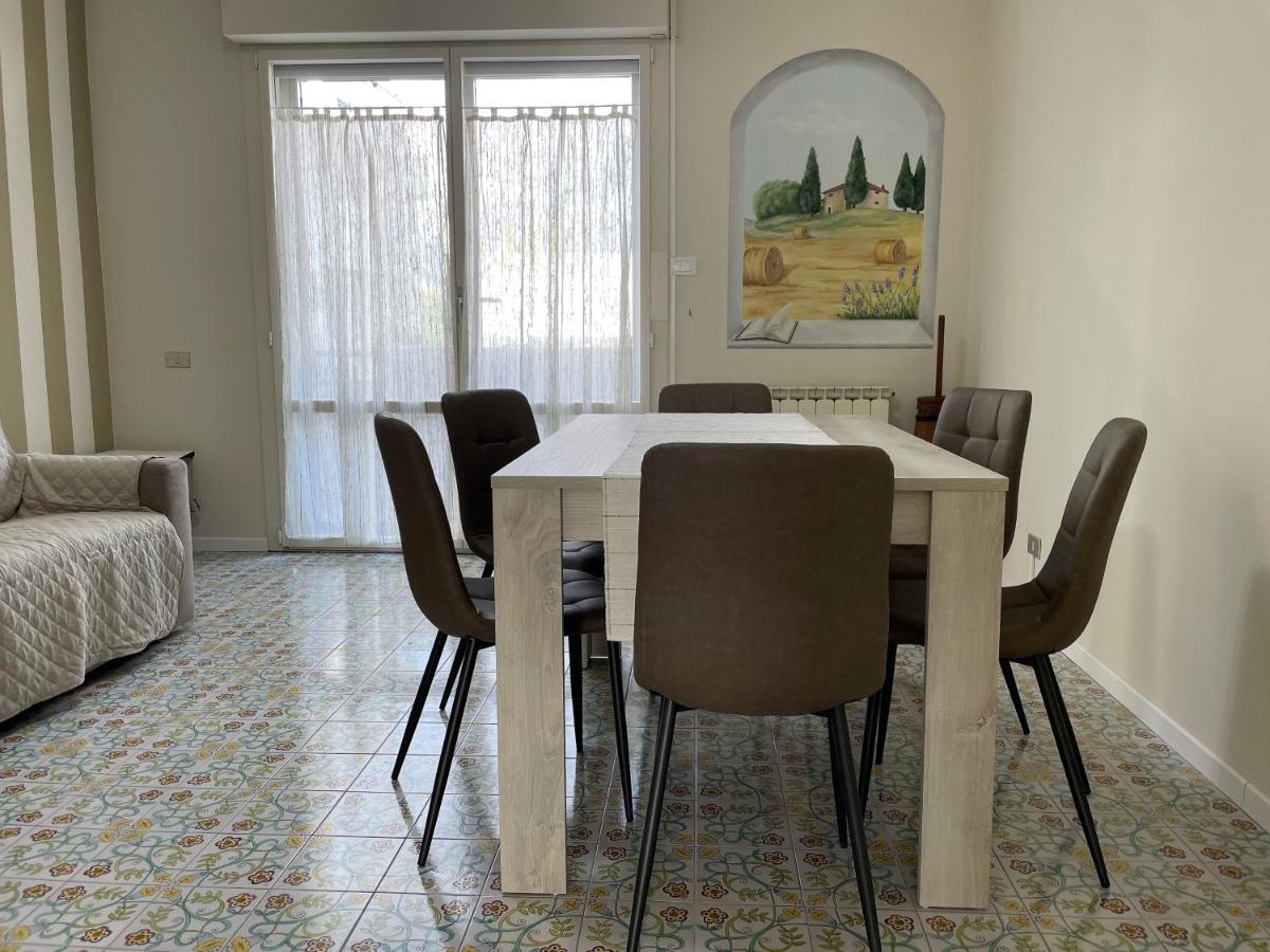 Stefano'S Guests House: 2 Bedrooms & Parking In Виареджо Экстерьер фото