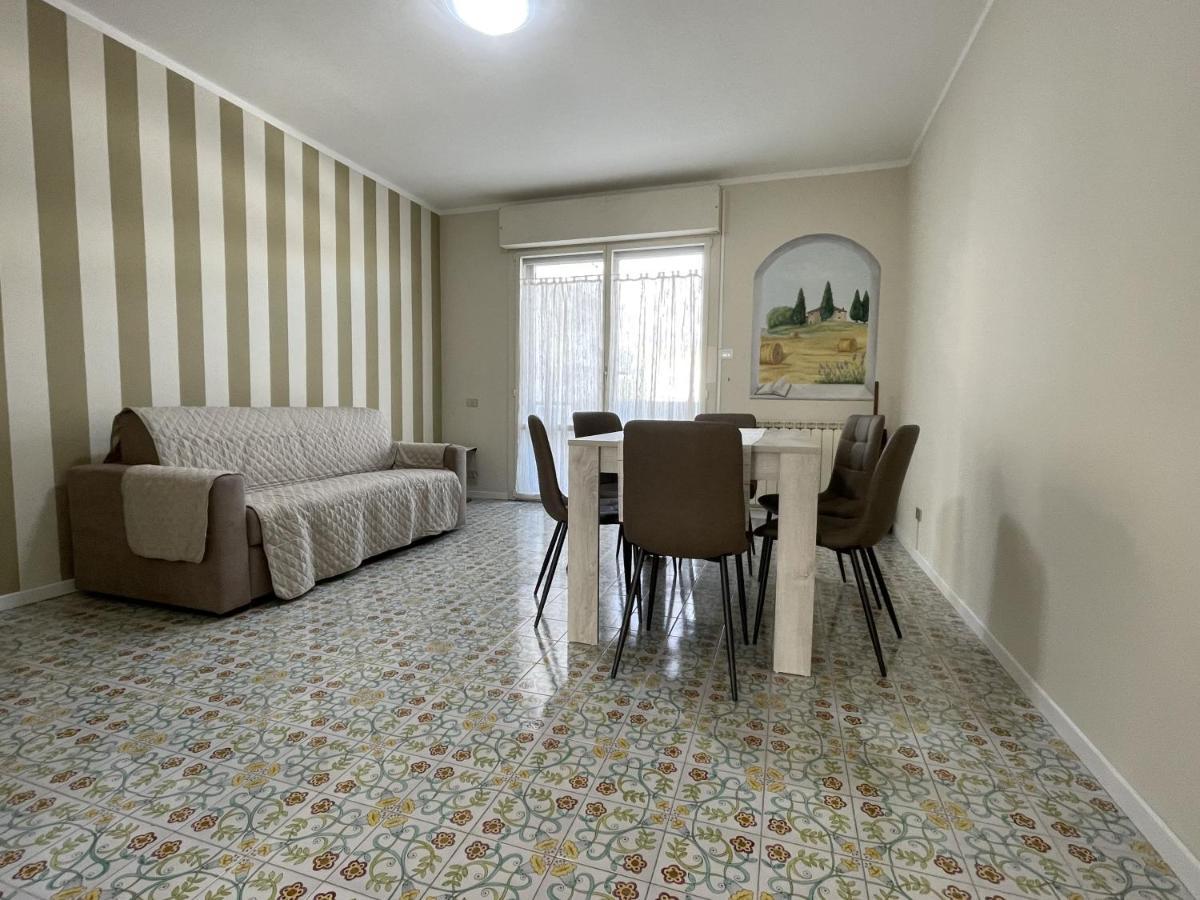 Stefano'S Guests House: 2 Bedrooms & Parking In Виареджо Экстерьер фото